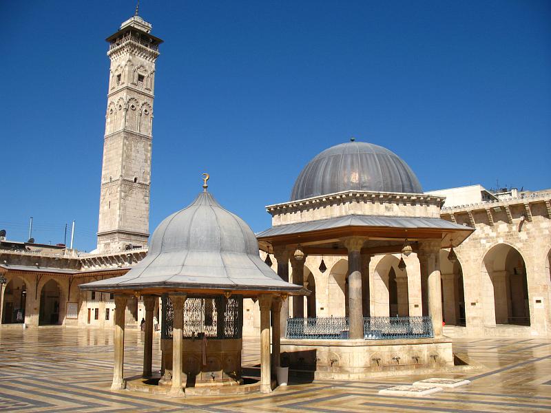 Great_mosque_court_Aleppo.jpg