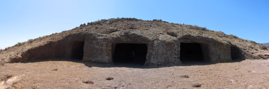 1024px-Cueva_Cuatro_Puertas_-_3.png