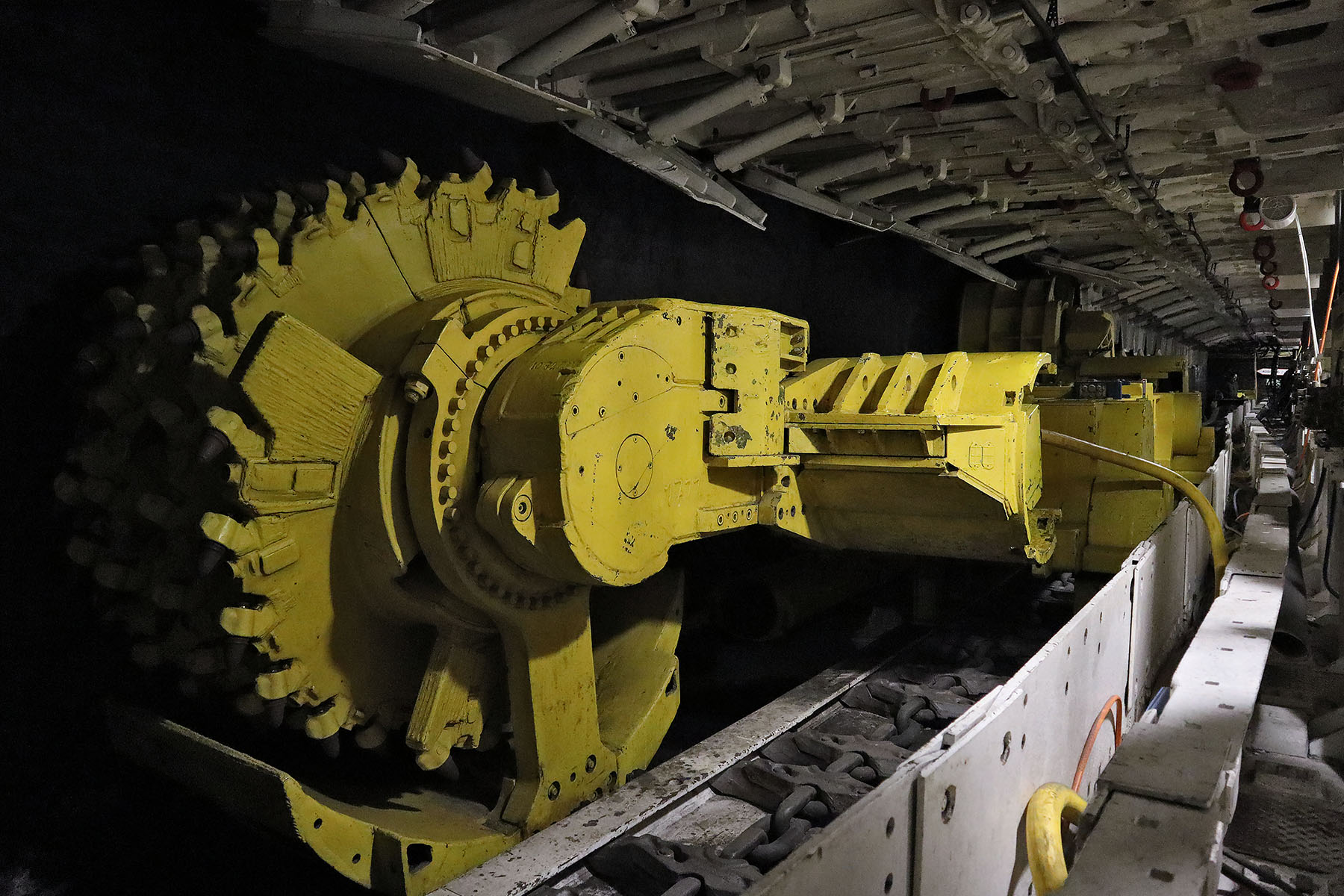 Deutsches Bergbau-Museum - Walzenschrämlader im Anschuungsbergwerk.jpg
