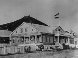 Kaufhaus Kunst und Albert in Wladiwostock - 1876 Holzbau -1.jpg