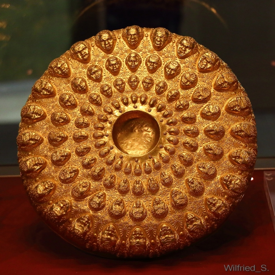 Phiale-aus-dem-Goldschatz-von-Panagjurischta.jpg