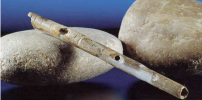 Schwanenflügelknochenflöte_ca._35.000_BP_Aurignacien_Fundort_Geißenklösterle_Baden_Württemberg...png