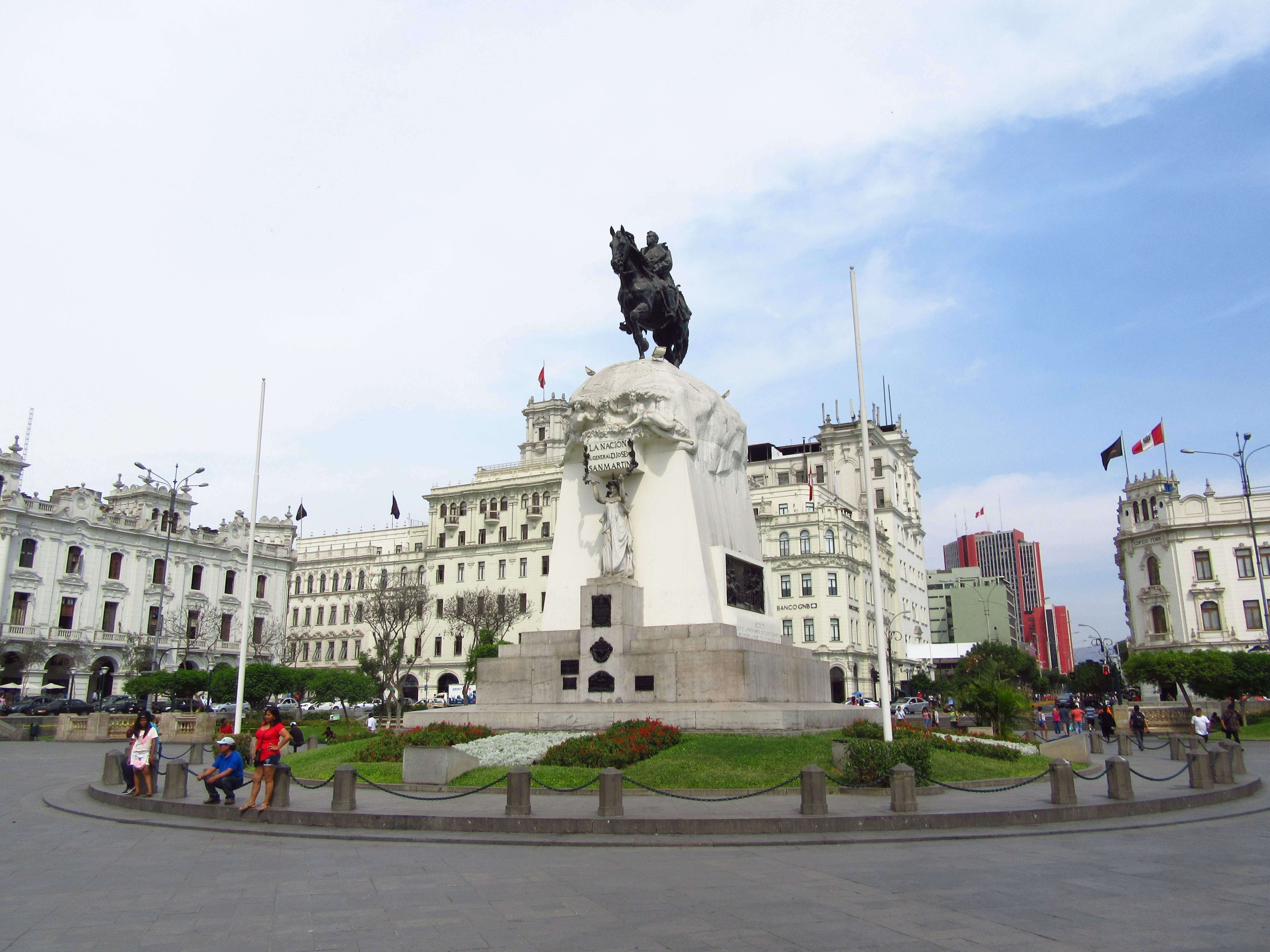 2017_Lima_-_Monumento_ecuestre_-_Plaza_San_Mart%C3%ADn.jpg