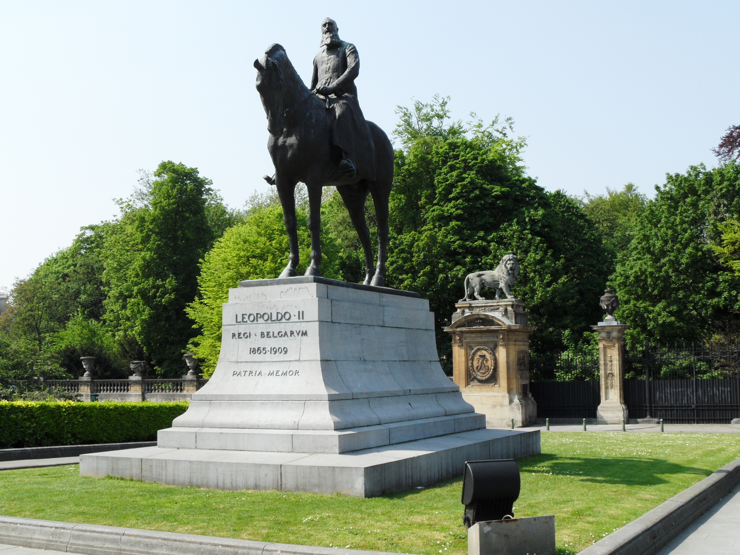 Leopold_II_Statue_at_Place_du_Tr%C3%B4ne_-_panoramio.jpg
